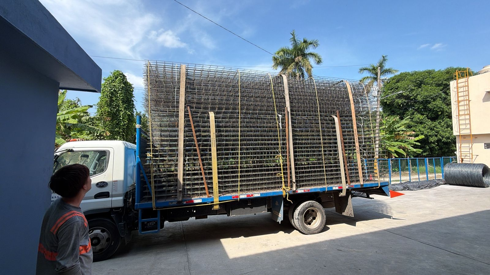 Camión de Materiales Manamat cargado con estructuras de acero